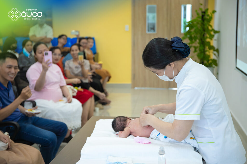 Gần 100 mẹ bầu tham gia lớp tiền sản tháng 8 tại Bệnh viện Âu Cơ IMG 1387